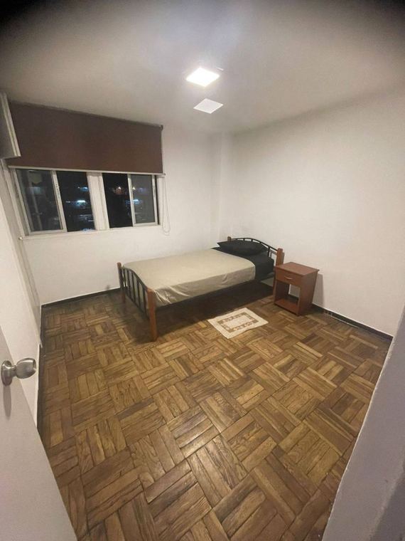 Habitación 1: cama y velador