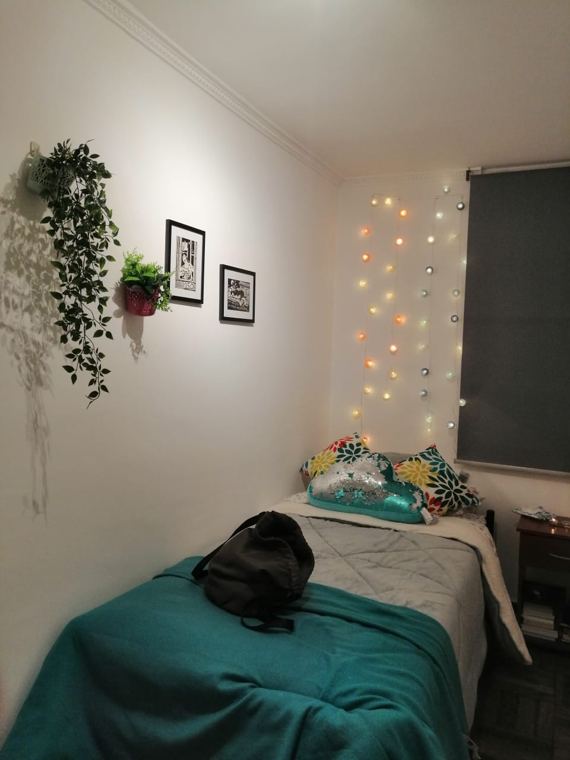 Habitación 2: decoración y luces cálidas