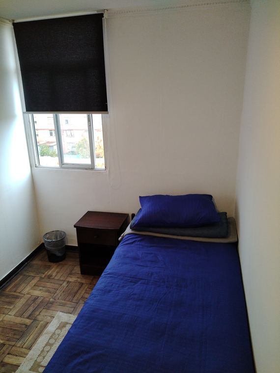Habitación 3: cama y velador junto a la ventana