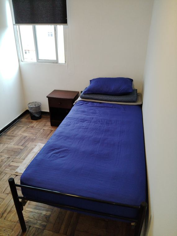 Habitación con cama y ventana