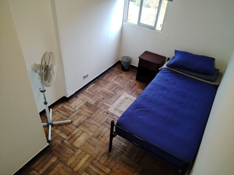 Habitación con ventana y velador